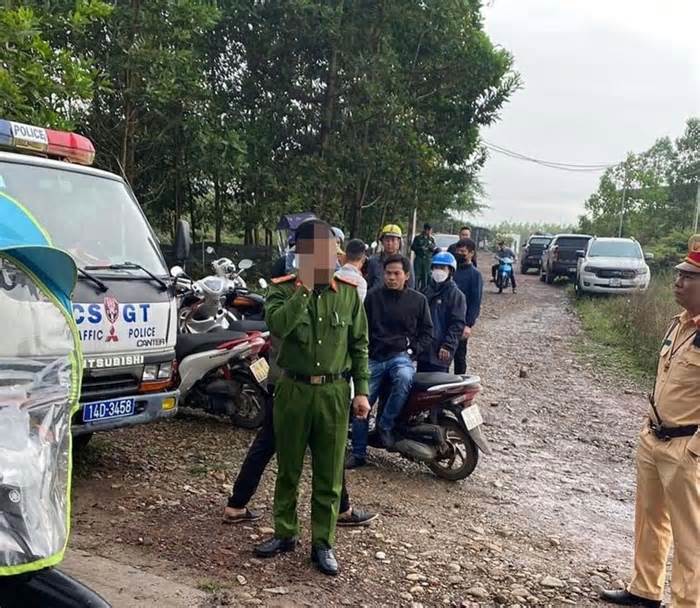 Quảng Ninh: Phát hiện cặp vợ chồng trẻ tử vong trong xe bán tải