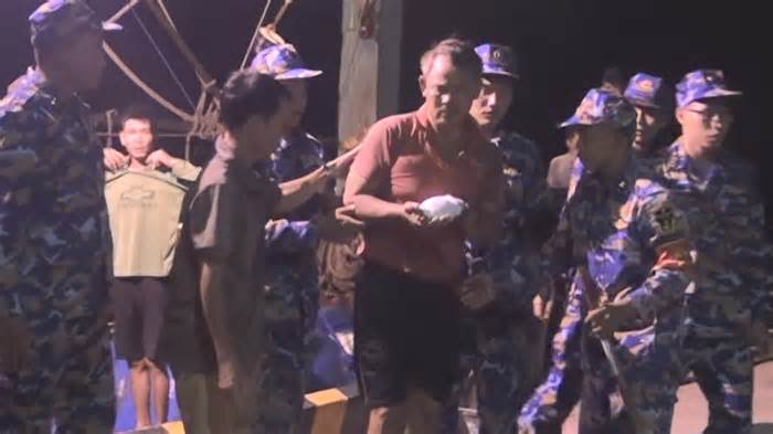 Bệnh xá đảo Sinh Tồn cấp cứu ngư dân bị máy nghiền đá cuốn nát tay
