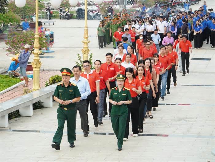 Tuổi trẻ An Giang dâng hương tại các nghĩa trang liệt sĩ