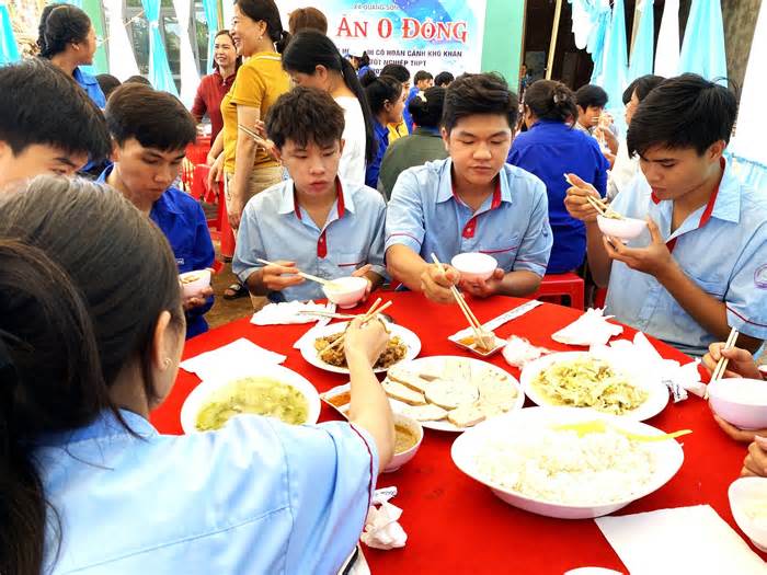 Nhờ suất cơm, hộp sữa, nhiều thí sinh Tây Nguyên không phải chạy 20km về nhà