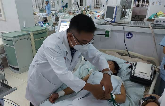 Bác sĩ Chợ Rẫy đem thuốc hiếm cứu 10 người Quảng Nam ngộ độc