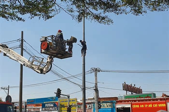 Nam thanh niên la hét, nhảy múa trên cột điện ở TPHCM