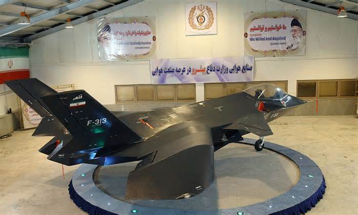 Mẫu UAV giống hệt 'tiêm kích tàng hình' trên tàu sân bay Iran