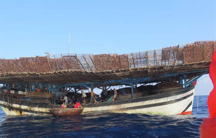 Thuyền trưởng cứu 40 ngư dân vẫn ở lại biển tìm 13 ngư dân mất tích