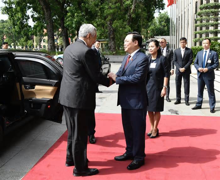 Thủ tướng Singapore Lý Hiển Long hội kiến Chủ tịch Quốc hội Vương Đình Huệ