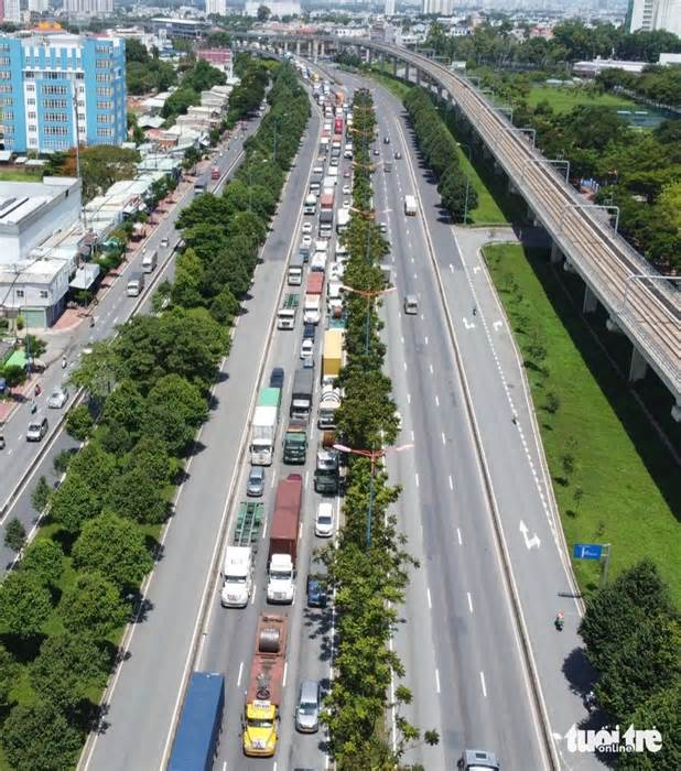 Tai nạn liên hoàn 4 xe trên xa lộ Hà Nội, kẹt xe 3km