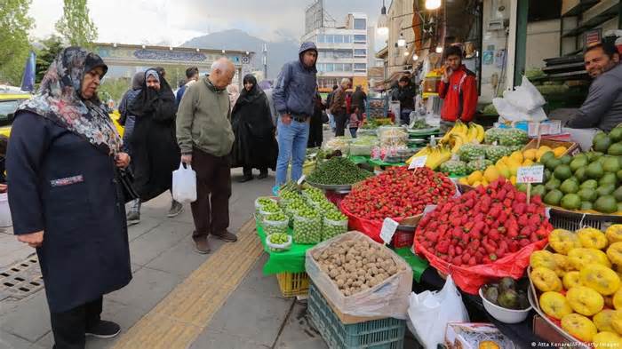 Trừng phạt lớn 'đổ bộ' vào Iran, nguồn kiếm tiền chính giữ phong độ; nhận định khả năng leo thang xung đột với Israel