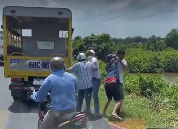 CLIP: Xác minh vụ người đi xe máy 'loạn đả' với học viên và giáo viên dạy lái xe