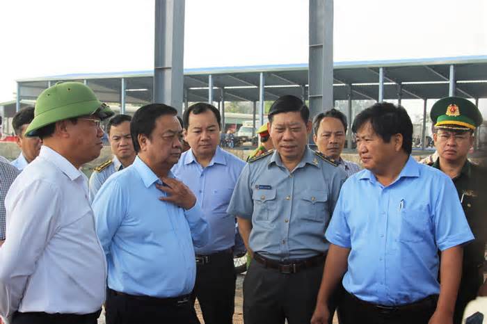 Bộ trưởng Bộ NNPTNT mong ngư dân Bình Định cùng loại bỏ tàu cá vi phạm