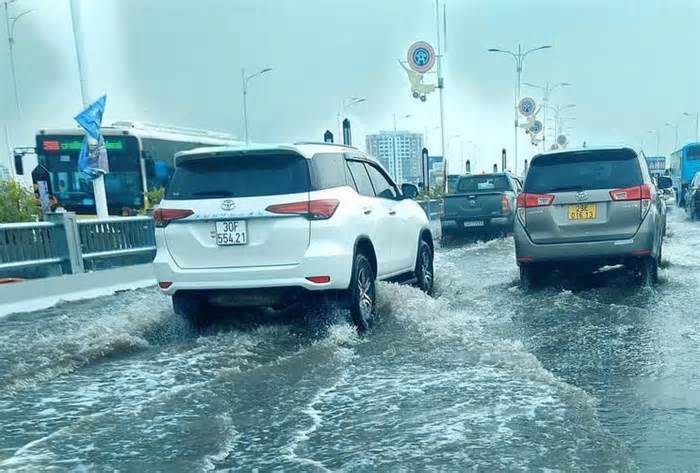 Ngành giao thông Hà Nội nêu nguyên nhân cầu Vĩnh Tuy ngập sau mưa lớn