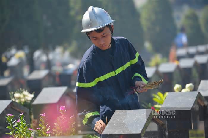 Cảnh sát PCCC Hà Nội thắp hương tri ân các anh hùng liệt sĩ