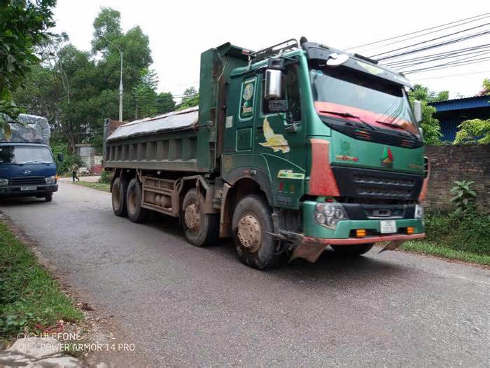 Xe chở đất đá tung hoành Tỉnh lộ 261 ở Thái Nguyên