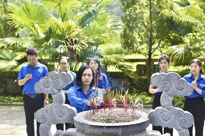 Dâng hương, hoa Khu di tích lịch sử Kim Đồng ở Cao Bằng