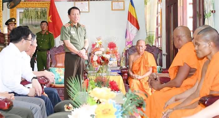 Lãnh đạo Bộ Công an thăm, chúc Tết Chôl Chnam Thmây tại Trà Vinh