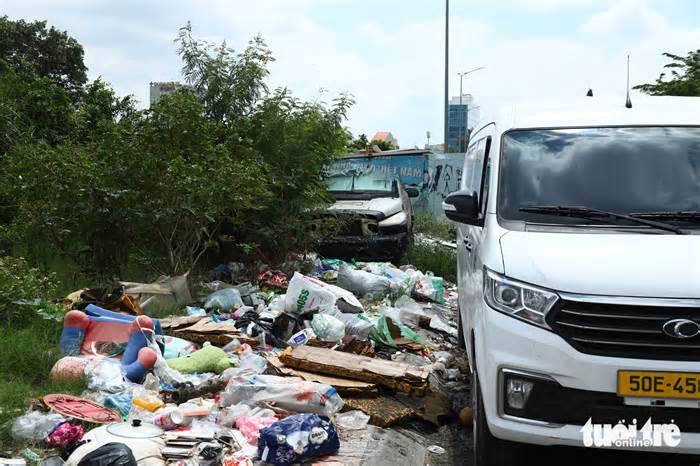 Rác bủa vây chung cư 1050 Phan Chu Trinh, cư dân ngao ngán