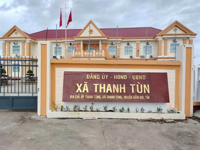 Khiển trách bí thư xã ở Cà Mau gỡ máy lạnh cơ quan đem về nhà