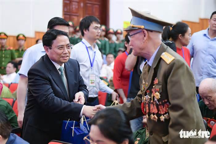 Thủ tướng xúc động gặp mặt các chiến sĩ Điện Biên ngay tại chiến trường xưa