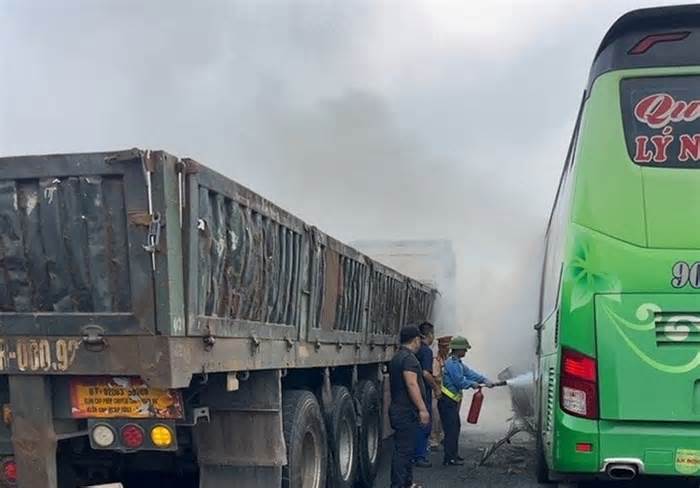 Ô tô khách cháy trên cao tốc Pháp Vân - Cầu Giẽ, hành khách hoảng loạn tháo chạy