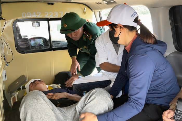Cấp cứu thuyền viên tàu cá bị tai nạn ở Quảng Bình
