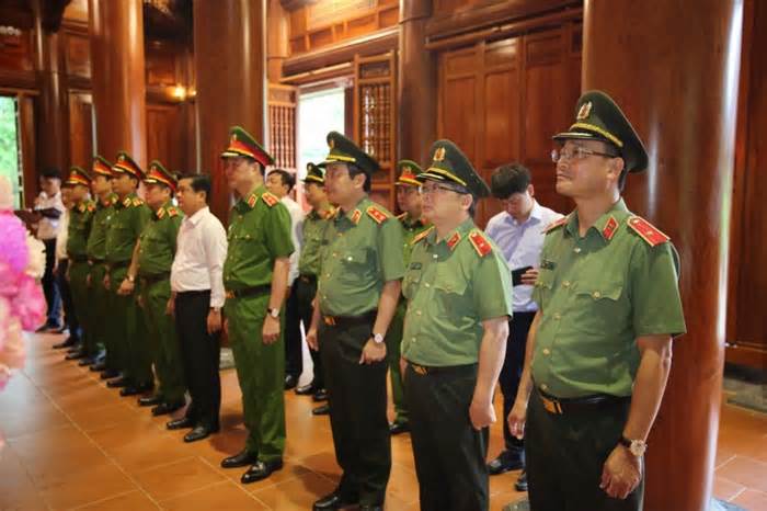 Đoàn công tác Bộ Công an dâng hương tưởng niệm Chủ tịch Hồ Chí Minh