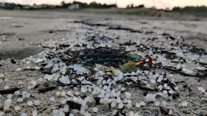 Hàng triệu hạt nhựa dạt vào bờ biển, Tây Ban Nha lo cá đớp