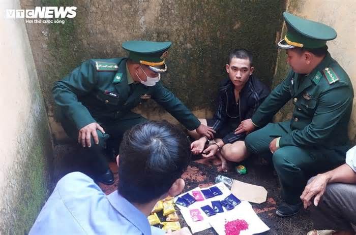 Bắt giữ kẻ vận chuyển 2.000 viên ma túy đến căn nhà hoang ở Quảng Trị
