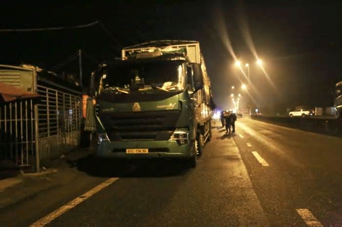 Quảng Nam: Ôtô khách đâm xe tải, 3 người chết