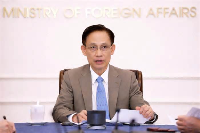 Bộ trưởng Ngoại giao Lê Hoài Trung điện đàm với Bộ trưởng Ngoại giao Philippines Maria Theresa Lazaro