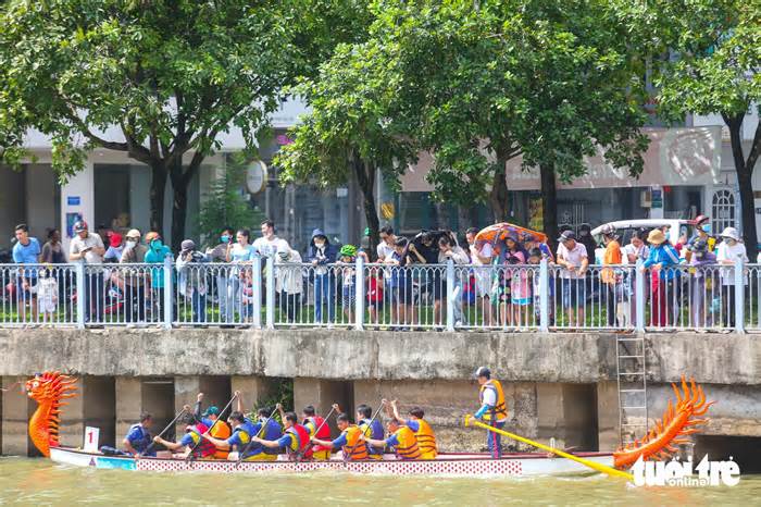 Người dân TP. HCM mê trải nghiệm Lễ hội Sông nước cuối tuần