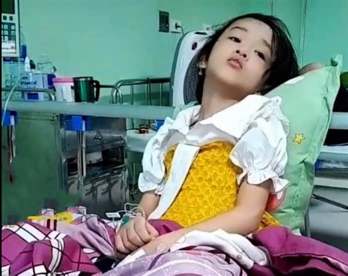 Bé gái mắc bệnh lạ, 5 năm nằm viện chưa từng đến trường, cần 2 tỷ chữa bệnh