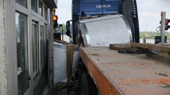 Cuộn thép đè cabin trạm thu phí, cửa ngõ TP HCM ùn tắc 2 km