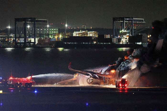 5 người thiệt mạng trên máy bay tuần duyên Nhật Bản va chạm máy bay khách