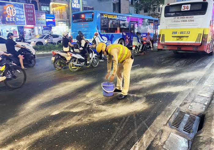 Xe buýt chảy dầu ra đường làm nhiều người ngã ở Cầu Giấy, Hà Nội