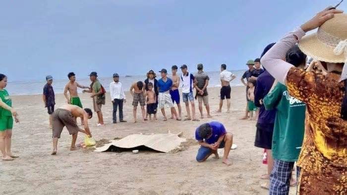 Thanh Hóa: Ba trẻ đi tắm biển bị nước cuốn trôi