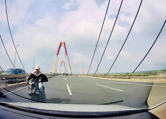 Khởi tố thanh niên chạy xe ngược chiều trên cầu Nhật Tân, tông vào ô tô
