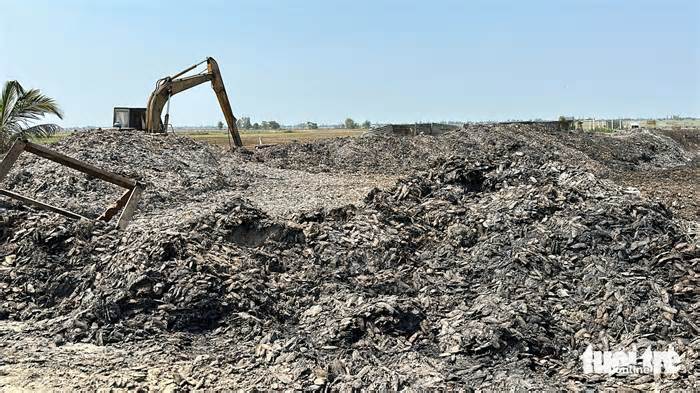 Dân kêu cứu vì sống cạnh bãi rác hàng trăm tấn mượn danh nuôi trùn quế