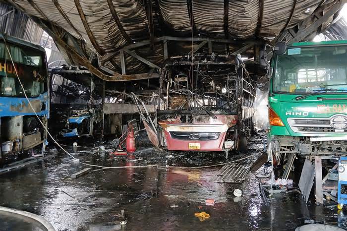 Cháy garage, thiêu rụi 4 ôtô