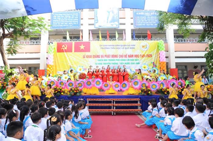 Trường tiểu học chỉ phát giấy khen học sinh ủng hộ bão lũ từ 100.000 đồng trở lên bị giải trình