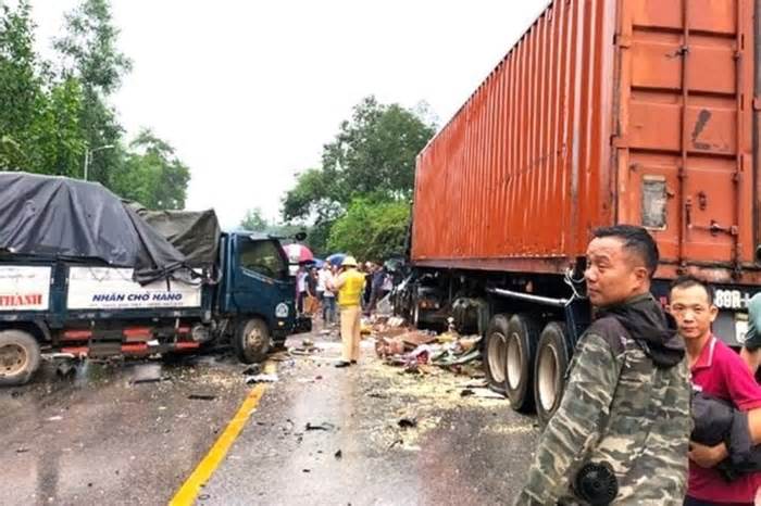 Xe tải đối đầu container, 4 người bị thương nặng