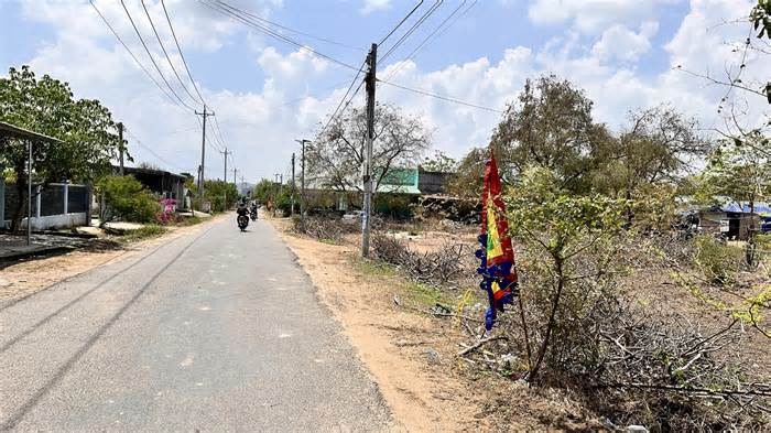 Cờ tang cắm dọc đường quê vụ 4 học sinh chết đuối ở Bình Thuận