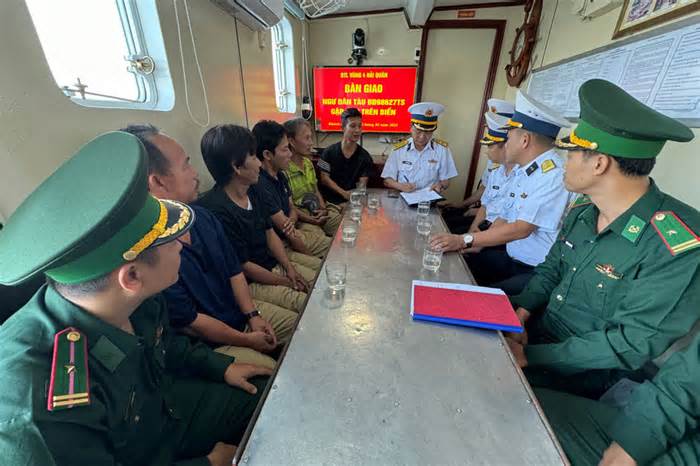5 ngư dân Bình Định gặp nạn trên biển được đưa về bờ an toàn