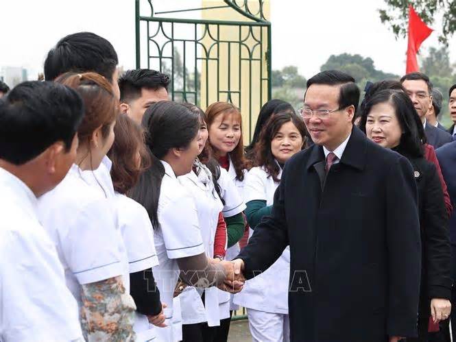 Chủ tịch nước thăm, chúc mừng các thầy thuốc Trạm Y tế xã Thanh Phong