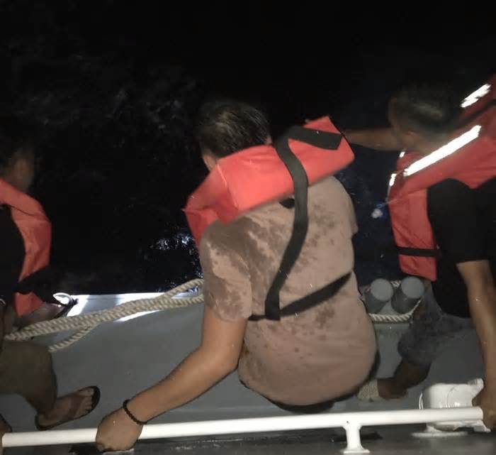 Cứu vớt thêm 2 thuyền viên trên sà lan gặp nạn do sóng to ở đảo Phú Quý