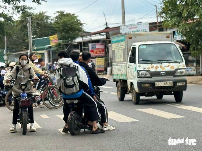 Ẩn họa từ việc 'khoán trắng' cho học sinh chạy xe đến trường