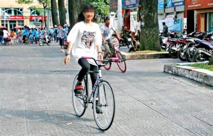 Đi xe đạp thả hai tay có bị xử phạt không?