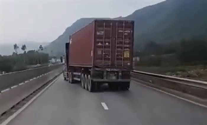 Khống chế tài xế container lạng lách, đâm vào xe CSGT trên cao tốc