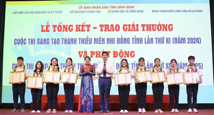 Máy gom băm lục bình, thiết bị hướng dẫn thoát lũ an toàn đạt giải nhất cuộc thi sáng tạo