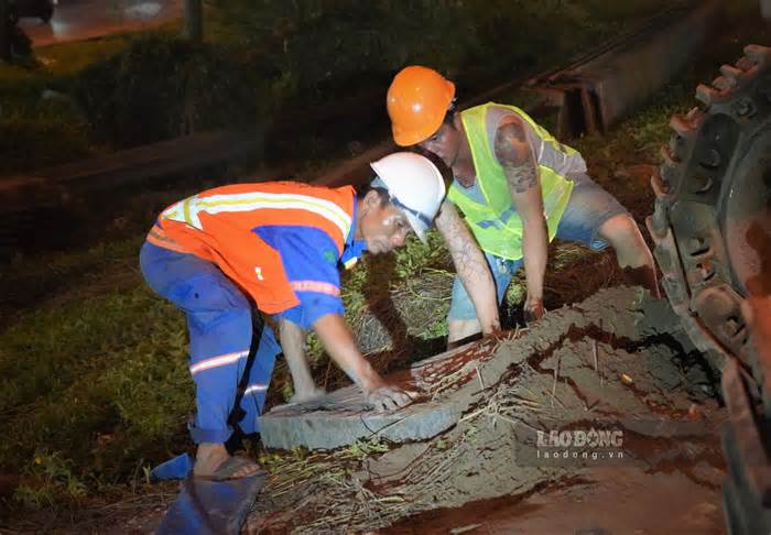 Công nhân xuyên đêm khắc phục sự cố bể ống cấp nước tại TP Hồ Chí Minh