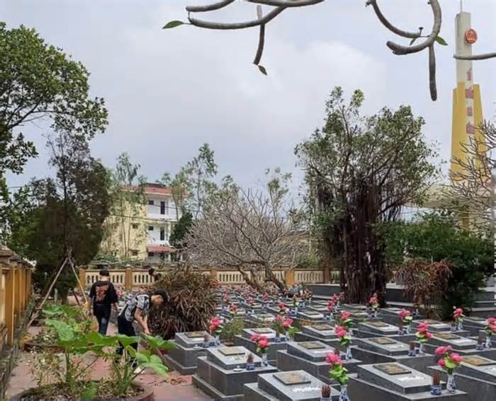 Nhiều học sinh chưa ngoan ở Quảng Trị tham gia quét dọn, vệ sinh Nghĩa trang Liệt sĩ