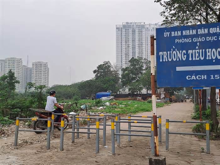 Hà Nội: Bất cập khi dựng rào giữ vỉa hè
